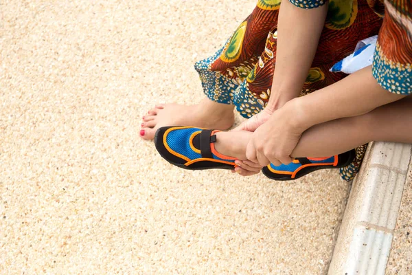 Mãe colocar sapatos aqua em seu filho — Fotografia de Stock