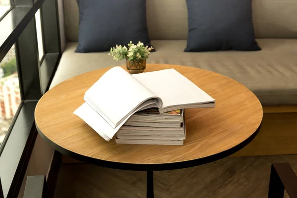 Άνοιξε το βιβλίο και το σπίτι φυτών στο ξύλινο τραπέζι — Φωτογραφία Αρχείου