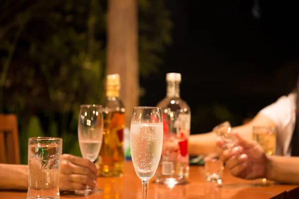 Grupo de amigos gostando de beber uma taça de champanhe e whis — Fotografia de Stock