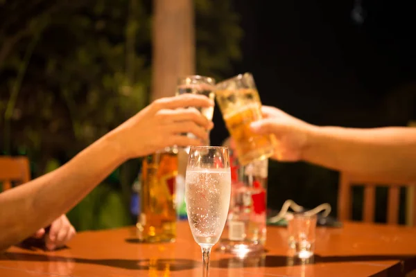 Copo de champanhe com pessoas segurando óculos fazendo um brinde fo — Fotografia de Stock