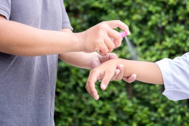 Onun oğlu koluna böcek kovucular püskürtme anne 