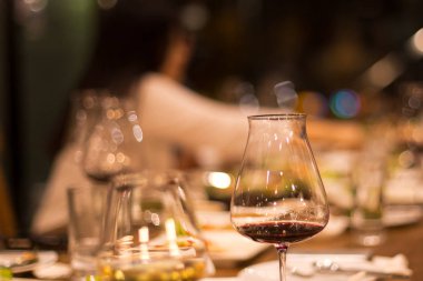 Düşük ışık seçilmiş odak cam ile yüksek iso Candid vurdu r