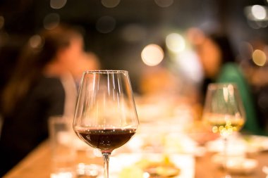 Düşük ışık cam masanın üzerine kırmızı ile yüksek ISO çekim