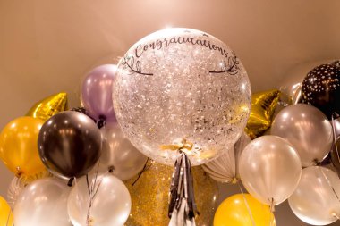 Balon parıldıyor ile düşük ışık grup ile yüksek ISO çekim bir