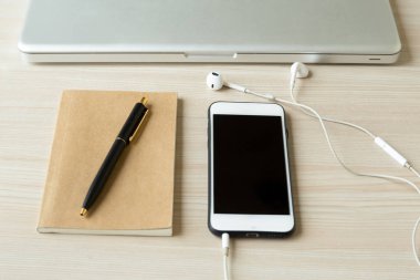  Cep telefonu kulaklık ve defter kalem ve dizüstü bilgisayar ile 