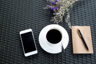 «Ana sayfa» cep telefonu ve dizüstü bilgisayar ile çiçekli kahve görünümünü bir