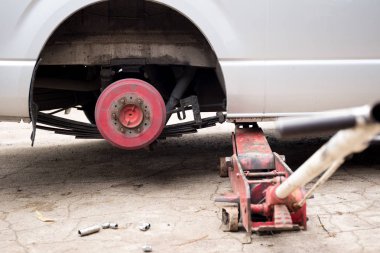 Araba kırmızı hidrolik zemin Jack trie değiştirme için kaldırdı