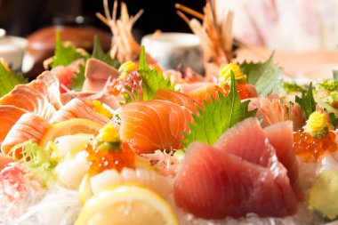 Suşi orkinos somon istiridye ve karides ile kase 