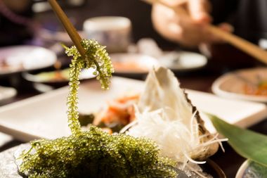 Umi budou yosun veya deniz üzüm (yeşil havyar çubuklarla )