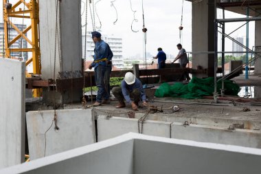 Şantiye concr çekerek kask ile çalışan işçi adam