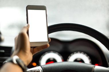 Sürüş sırasında cep telefonu kullanan tehlike kavram adam 