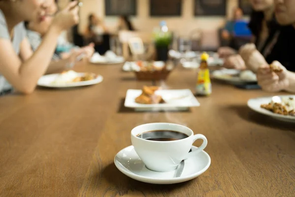 Selecionado foco xícara de café com horário de jantar em família — Fotografia de Stock