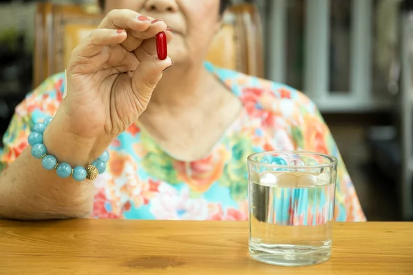 Vård konceptet fet senior kvinna hand hållande piller med och — Stockfoto