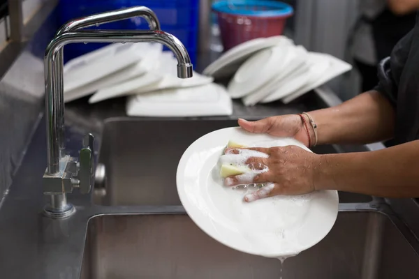Femme mains lavage plaque blanche dans la cuisine — Photo