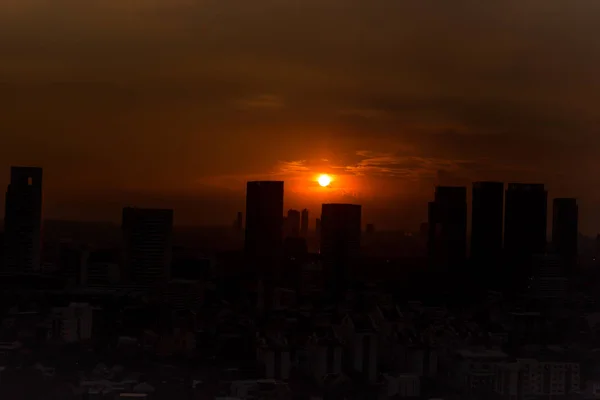 Силует Схід Захід сонця над містом в Бангкоку — стокове фото