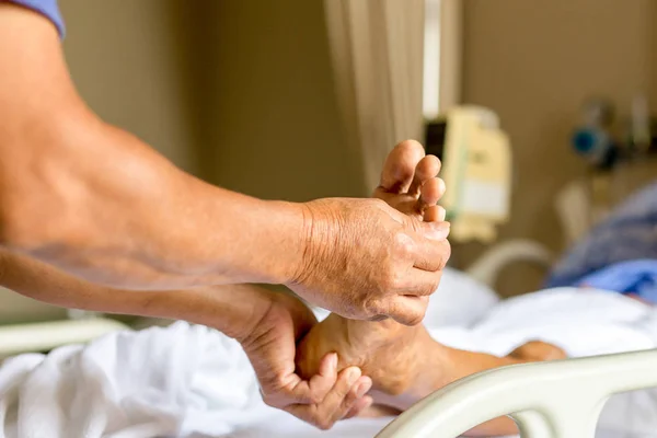 Man doing physical therapist treatment patient giving a foot mas — Stock Photo, Image