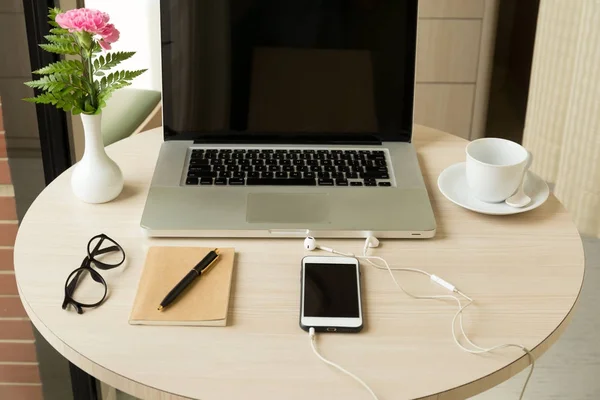 Pantalla portátil en blanco con gafas y flores y teléfono celular y — Foto de Stock