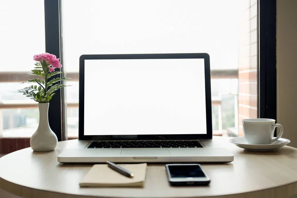 Leere Laptop-Bildschirm mit Blumen und Handy und Kaffee und p — Stockfoto