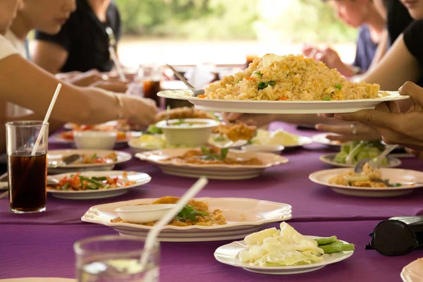 Gruppe von Freunden beim Mittagessen mit gebratenem Reis — Stockfoto
