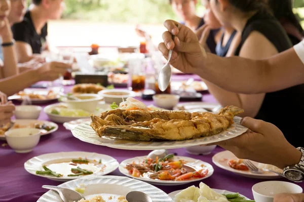 손을 잡고 깊은 튀긴된 fis와 점심 식사를 즐기는 친구의 그룹 — 스톡 사진