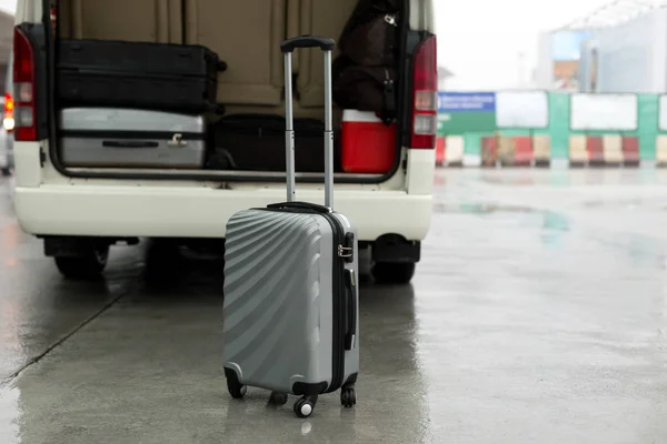 Suporte de bagagem na estrada e organizar na van para uma viagem — Fotografia de Stock