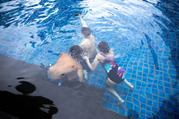 Grupo de amigos tomando selfie bajo el agua en la piscina —  Fotos de Stock