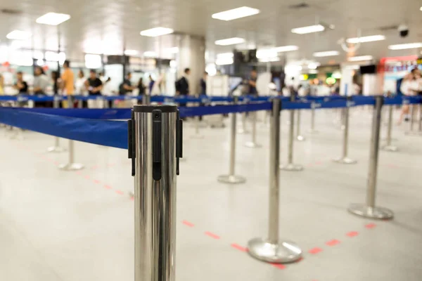Регистрация пассажиров в очереди в аэропорту — стоковое фото