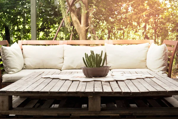 Sillón jardín de madera con cojín y cactus pequeño en el —  Fotos de Stock