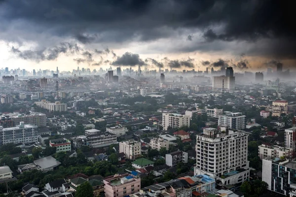 Nuvens de tempestade pairam sobre a cidade em Bancoc — Fotografia de Stock