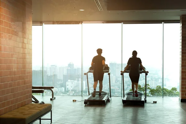 Paar läuft auf Laufband im Fitnessstudio — Stockfoto
