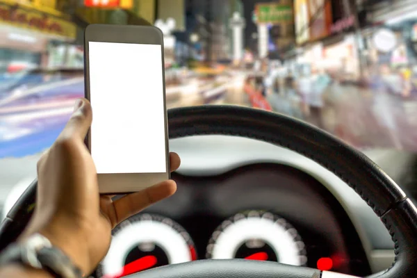 Homem conceito de perigo usando telefone celular durante a condução na estrada — Fotografia de Stock