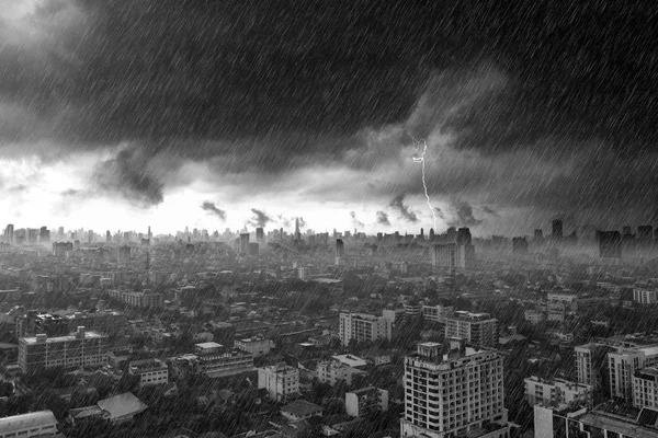 Fırtına bulutları şiddetli yağmur ve yıldırım şehir Bangkok üzerinden 
