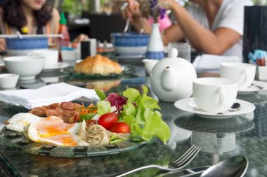 Breskfat set sahanda yumurta ve çay potu ile sebze salatası bir