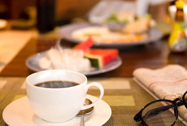 Breakfast with coffee and the newspaper — Stock Photo, Image