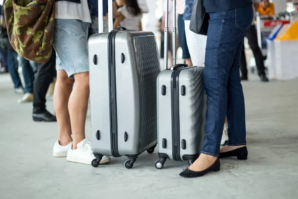 Asian pár utazó poggyász várakozó járat — Stock Fotó