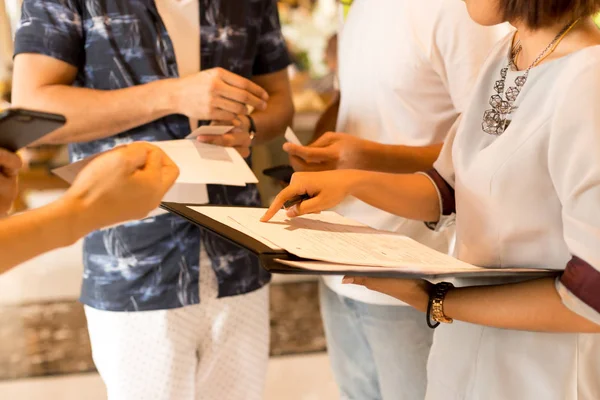 Groep van toeristische sleutelkaart krijgen van receptioniste — Stockfoto