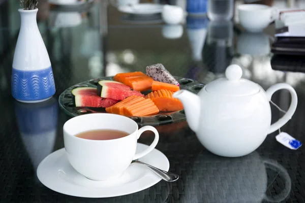 Φλιτζάνι τσάι και τσάι κατσαρόλα με σαλάτα από φρέσκα φρούτα — Φωτογραφία Αρχείου