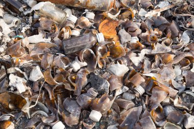 Kırık cam şişeler ve çöp tenekesine