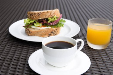 Kahve egga sandviç ve portakal suyu ile 