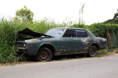 Eski borken ve yolda paslı araba 