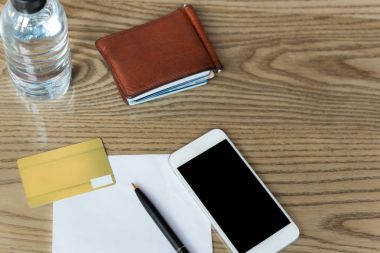 Kavramsal kredi crad ve cep telefonu ile kalem ve kağıt ve wal