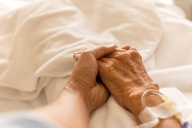 Oğlum holding baba hospit intravenöz serum fizyolojik ile eldir