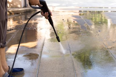 Yüksek basınçlı su jeti ile taş Temizleme adam 