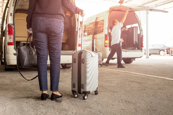 Mujer turista de pie con equipaje con camioneta pick up — Foto de Stock