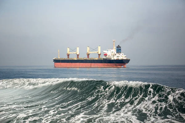 Navio petroleiro e de gás no oceano — Fotografia de Stock