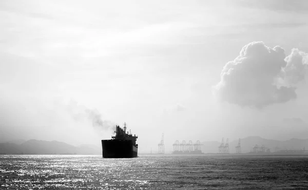 Navio petroleiro de petróleo e gás a preto e branco — Fotografia de Stock