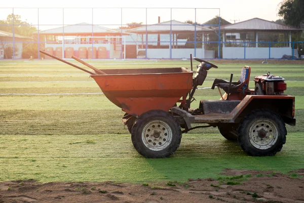 Oranje truck met tools op kunstgras op voetbalveld — Stockfoto