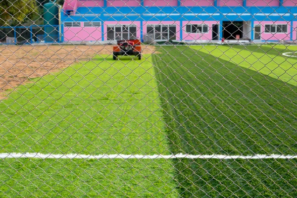公共エリアの新しいサッカーのフィールドからワイヤ メッシュ フェンス — ストック写真