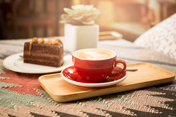 Tasse Kaffee und Stück Macadamia-Schokoladenkuchen — Stockfoto