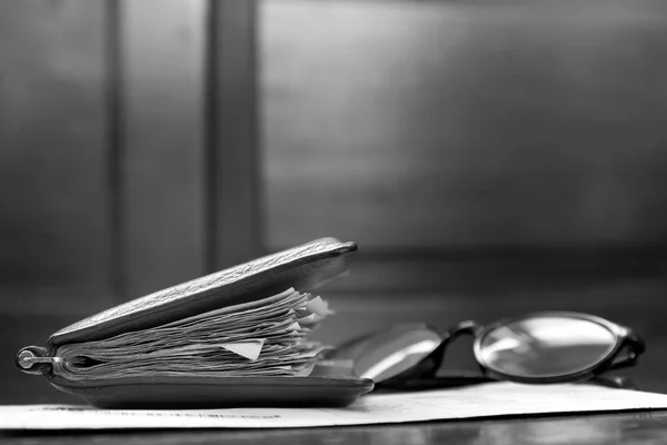 Πορτοφόλια και γυαλιά με τους λογαριασμούς πληρωμών στο ξύλινο τραπέζι — Φωτογραφία Αρχείου